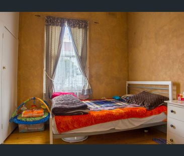 Charming, three-bedroom home - Photo 5