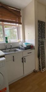 4 bedroom flat share to rent - Photo 4