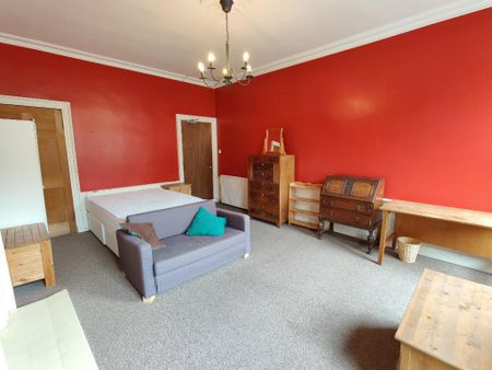 3 bedroom flat to rent - Photo 3