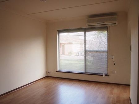 Spacious 2-Bedroom Homette in a Quiet Cul-de-Sac! - Photo 4