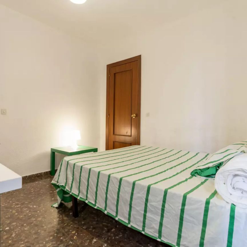 Single Bed in Room in a shared 5-bedroom apartment for rent in Mestalla perfect for professionals. - Photo 1