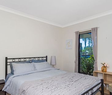 LARGE 4 BEDROOM FAMILY HOME WITH MEDIA ROOM, POOL AND SOLAR! - Photo 4