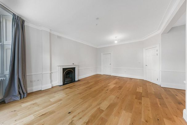 2 bedroom flat in London - Photo 1