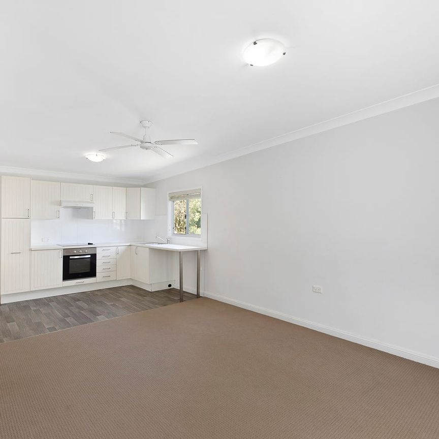 Gorgeous two bedroom flat - walking distance to the beach - Photo 1