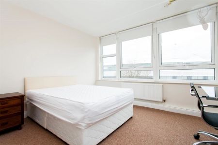 2 Bedroom Flat - Photo 2