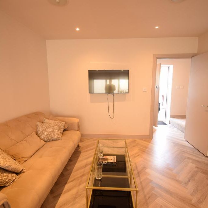 2 bedroom mews to rent - Photo 1