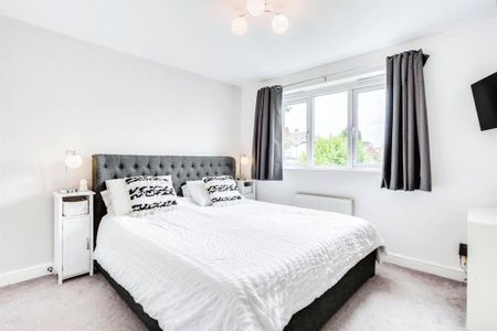 4 bedroom townhouse to rent Highfield Court, Soothill, Batley, West Yorkshire, WF17 - Photo 3