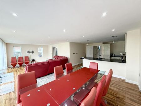 6 bedroom detached house to rent - Photo 3