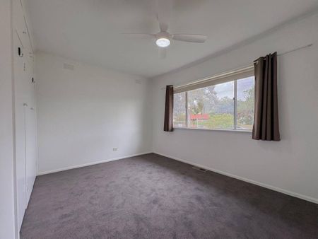 Comfortable Family Living on Ashton Street - Photo 5