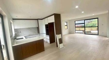 Modern Comfort and Style – Two-Year-Old Family... - Photo 2