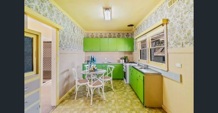 Three Bedroom Home in Prime Mitcham Location - Photo 4