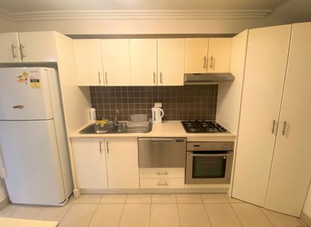 Experience Urban Sophistication: 3-Bed Sanctuary in Redfern's Vibrant Heart - Photo 2