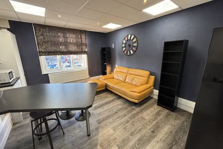 High Street - Photo 2