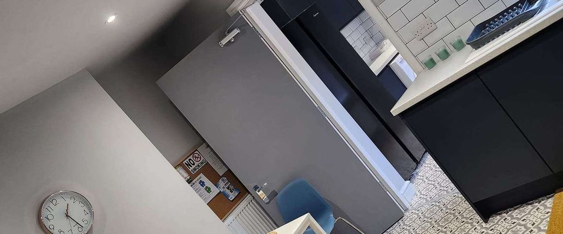 Newcastle Avenue Room 2 - Photo 1