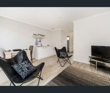 Studio 7 Apartment with Private Balcony; Close to local shops - Photo 2