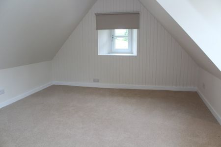 3 bedroom detached property to rent - Photo 3