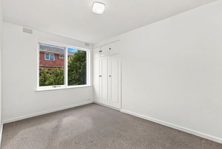 Spacious, Sun-Filled Ground Floor Living in Ormond - Photo 3