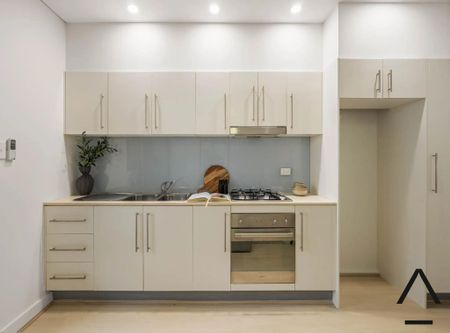 Stylish Urban Haven with Fresh Interiors & Sydney Park at Your Doorstep - Photo 4