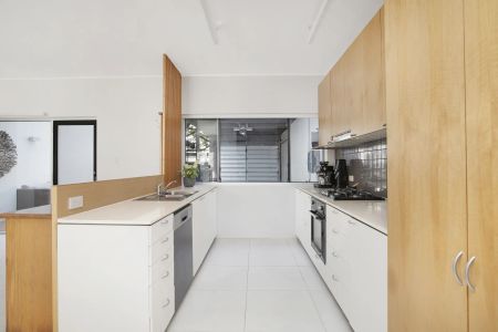 Luxury Reimagined: Three-Level Coastal Masterpiece - 250 Metres from Maroubra Beach - Photo 5