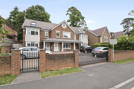 A modern and well appointed house located a short walk away to Northwood High Street. Available beginning of October. - Photo 3