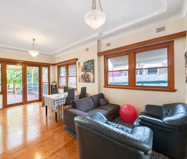 Spacious 4-Bedroom Family Home | Furniture Optional | Prime Eastwoo... - Photo 1
