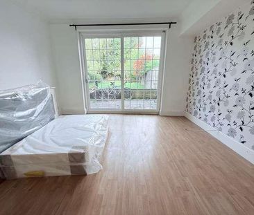 Surbiton, Surrey, KT5 - Photo 2