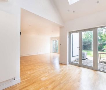 5 bedroom detached house to rent - Photo 3