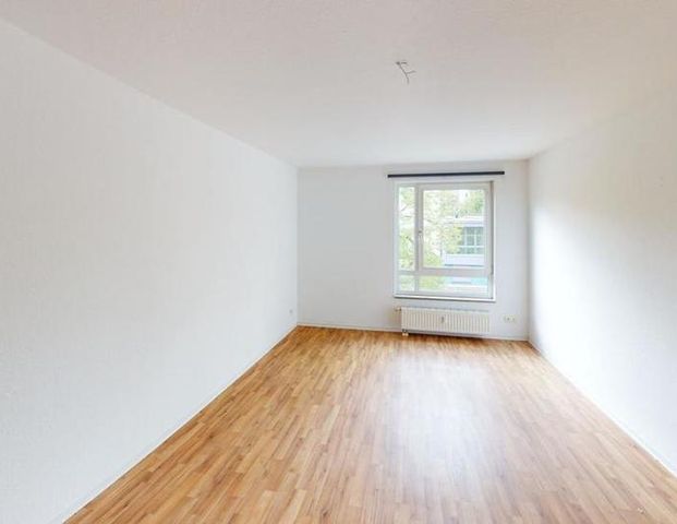 Lichtdurchflutete 2-Raumwohnung mit Einbauküche - Foto 1