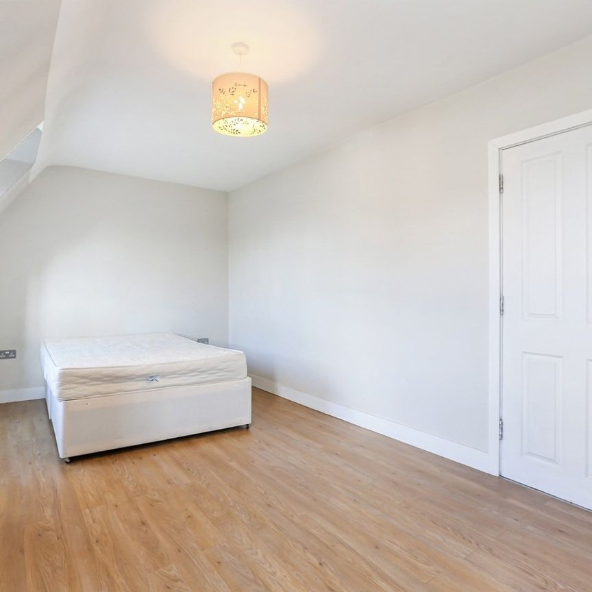4 Bed Flat, Sandon House, SW2 - Photo 1