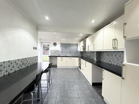 4 bedroom detached house to rent - Photo 2