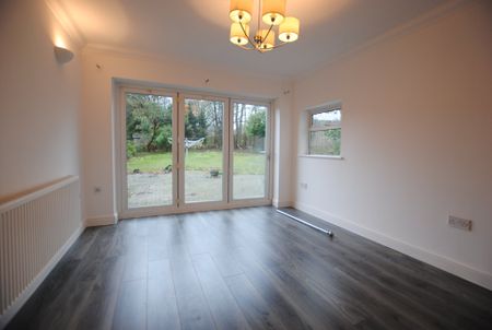 Robin Hood Lane, Chatham, London - Photo 2