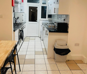 1 bedroom in a house share to rent - Photo 5