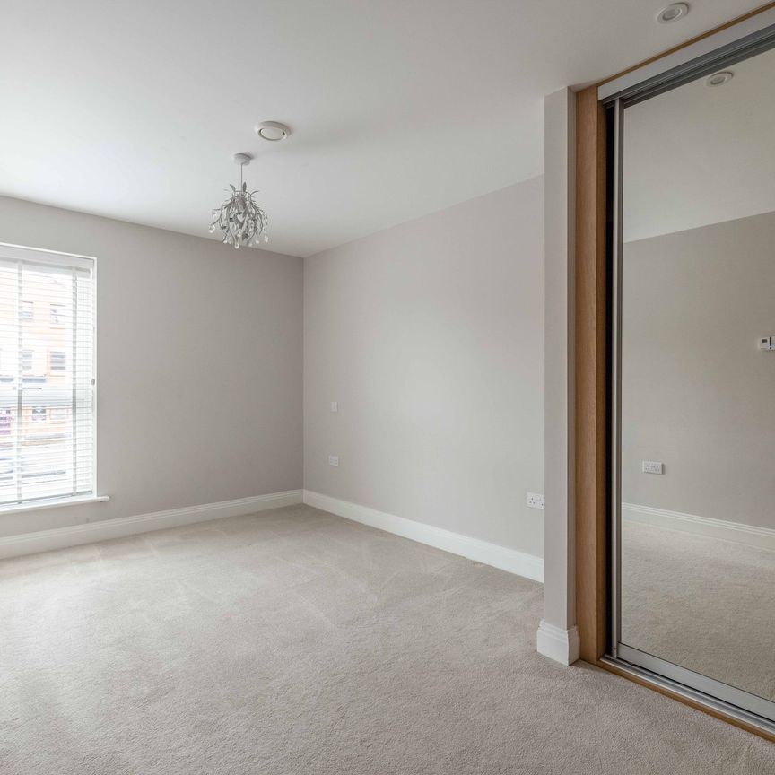 2 bed flat to rent in Windsor Road, Slough, SL1 - Photo 1