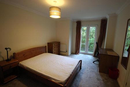 3 bedroom flat to rent - Photo 4