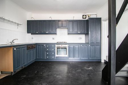 3 bedroom flat to rent - Photo 4