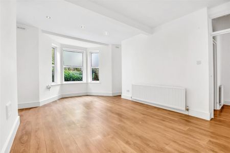 4 bedroom Flat To Let - Photo 5