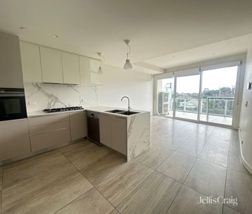 Two-Bedroom, Two-Bathroom Apartment with Balcony - Photo 4