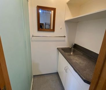 Centrally located boarding house room - Photo 5