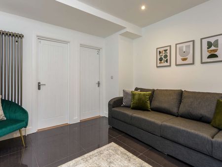 Beautiful new shared house in walking distance to QA Hospital Room 2 - Photo 2