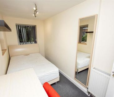 6 bedroom house to rent - Photo 1