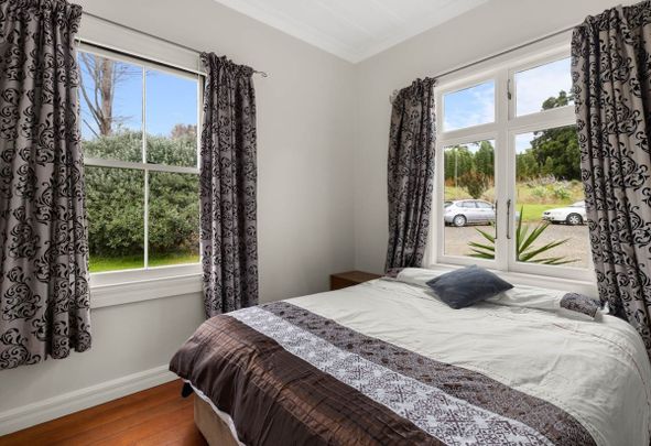 CHARMING COUNTRY COTTAGE WITH RIVER ACCESS LAWNS INCLUDED - Photo 1