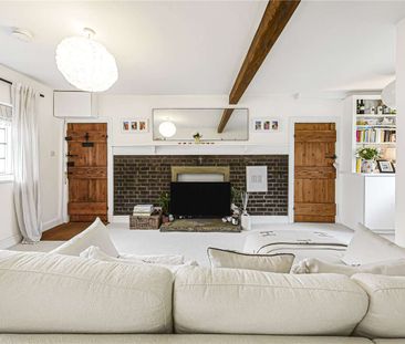 Utterly charming studio apartment set on the first floor of a much ... - Photo 4