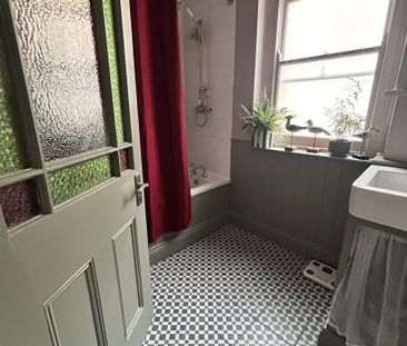Beautiful garden facing room within beautiful family home in Streatham - Photo 6