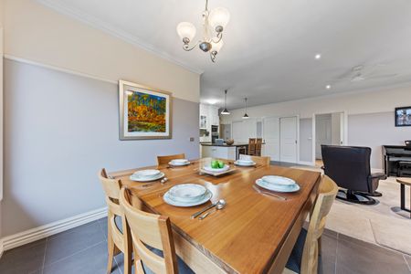 17 Pioneers Crescent, Pakenham VIC 3810 - House For Rent | Domain - Photo 5