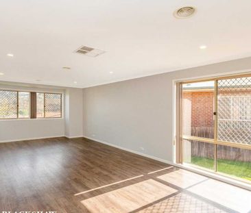IMPRESSIVE FAMILY HOME IN CULDESAC LOCATION - Photo 2