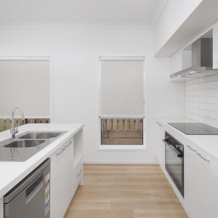 Stunning Greenbank Retreat: Immaculate 4 Bedroom House for Rent - Photo 1