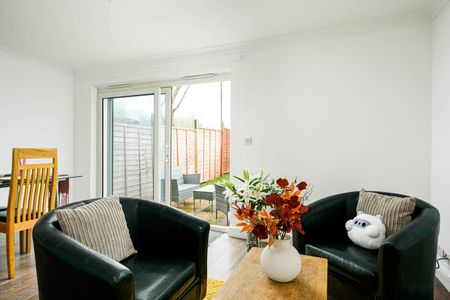 3 Bed Terraced House, Pinkhams Twist, BS14 - Photo 2