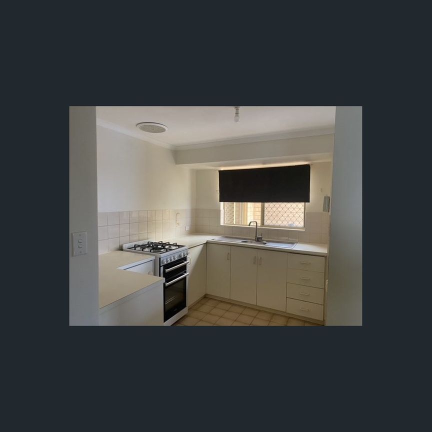 Great Unit, Private Yard! - Photo 1