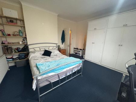 4 bedroom semi-detached house to rent - Photo 4