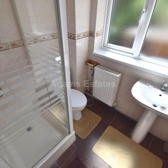 4 bedroom flat to rent - Photo 1